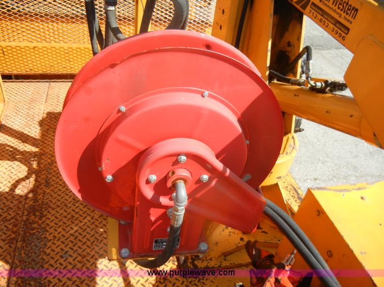 image for item D4465 2003 Ford F550 XL Super Duty boom lift utility truck