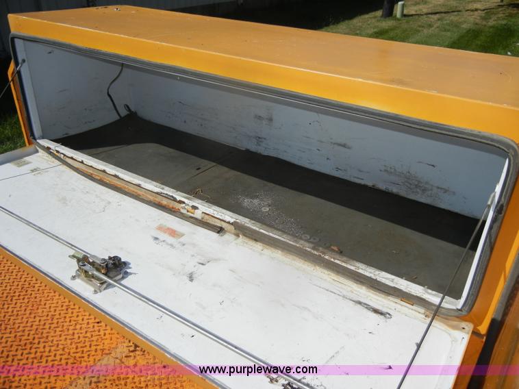 image for item D4465 2003 Ford F550 XL Super Duty boom lift utility truck