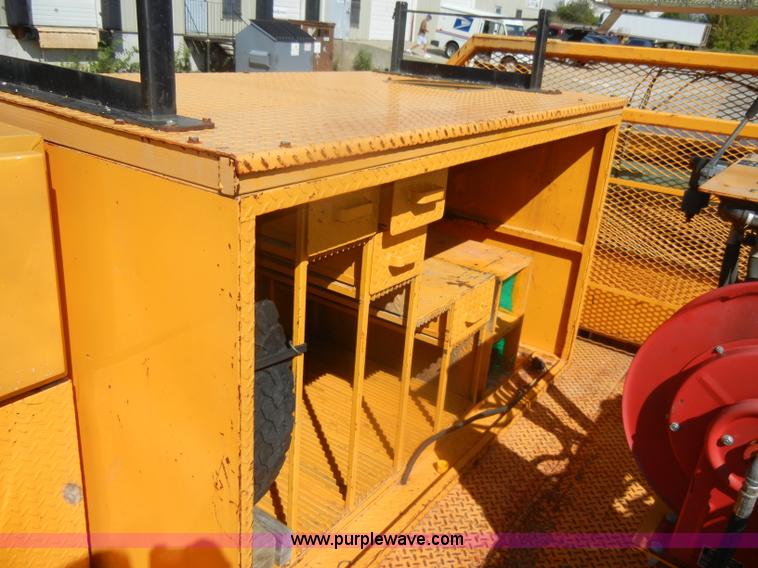 image for item D4465 2003 Ford F550 XL Super Duty boom lift utility truck