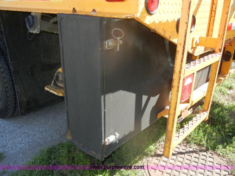 image for item D4465 2003 Ford F550 XL Super Duty boom lift utility truck