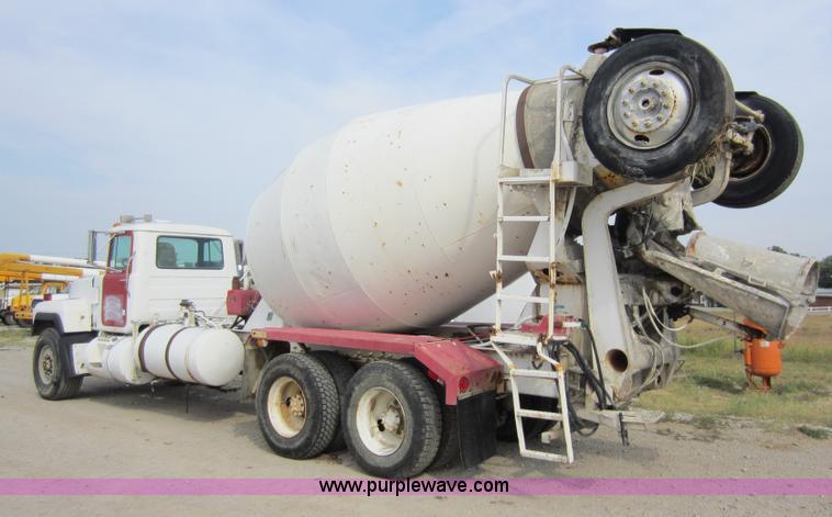 image for item D5618 1997 Mack RD690S mixer truck