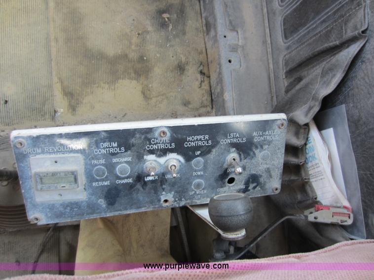 image for item D5618 1997 Mack RD690S mixer truck