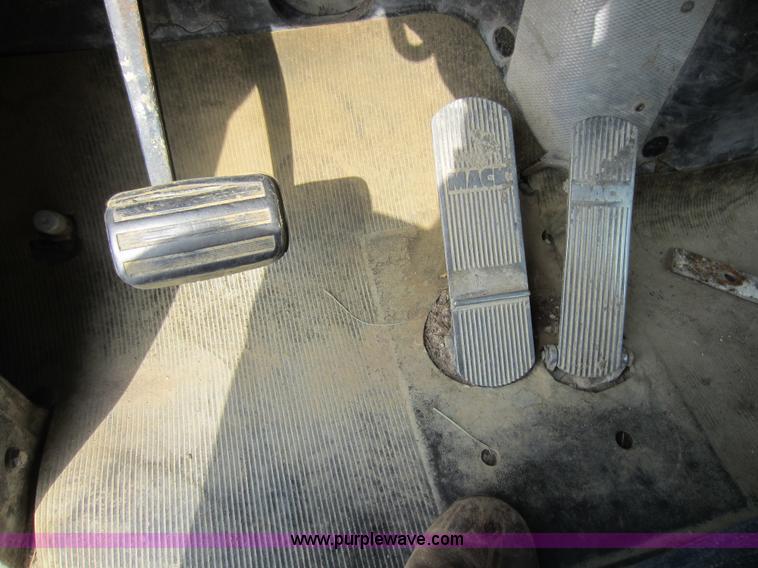 image for item D5618 1997 Mack RD690S mixer truck