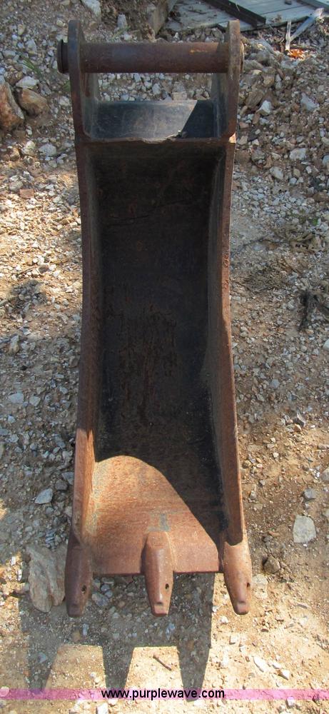 image for item E2081 Caterpillar 420D backhoe bucket