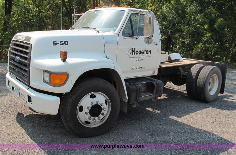 image for item E2088 1995 Ford F800 truck cab and chassis