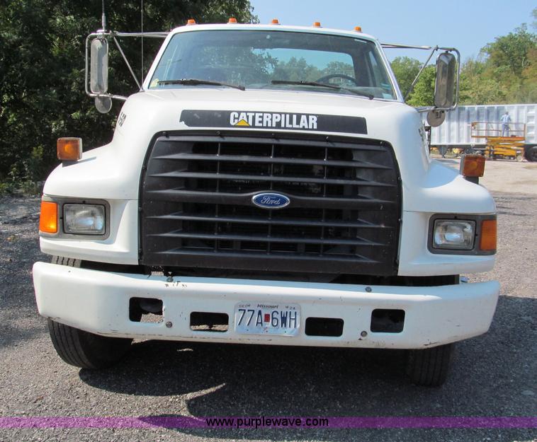 image for item E2088 1995 Ford F800 truck cab and chassis