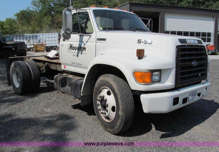 image for item E2088 1995 Ford F800 truck cab and chassis