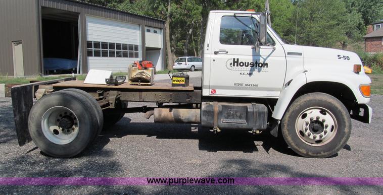 image for item E2088 1995 Ford F800 truck cab and chassis
