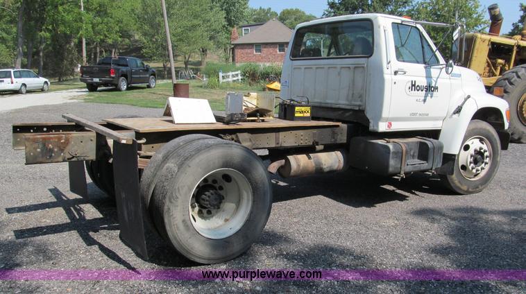 image for item E2088 1995 Ford F800 truck cab and chassis