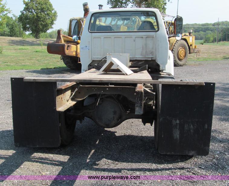 image for item E2088 1995 Ford F800 truck cab and chassis