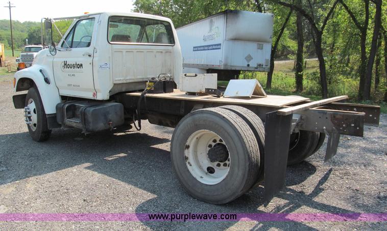 image for item E2088 1995 Ford F800 truck cab and chassis