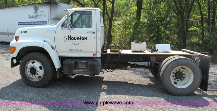 image for item E2088 1995 Ford F800 truck cab and chassis