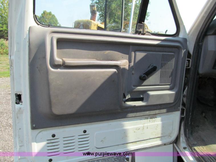 image for item E2088 1995 Ford F800 truck cab and chassis