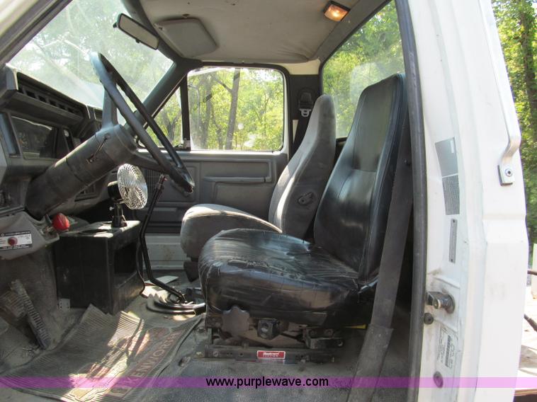 image for item E2088 1995 Ford F800 truck cab and chassis