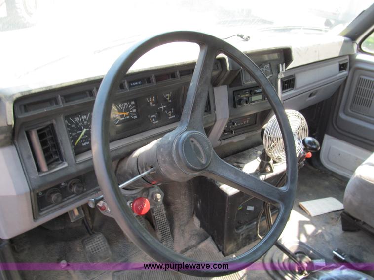 image for item E2088 1995 Ford F800 truck cab and chassis