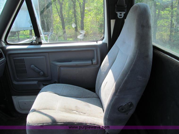 image for item E2088 1995 Ford F800 truck cab and chassis