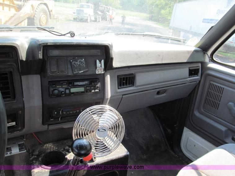 image for item E2088 1995 Ford F800 truck cab and chassis
