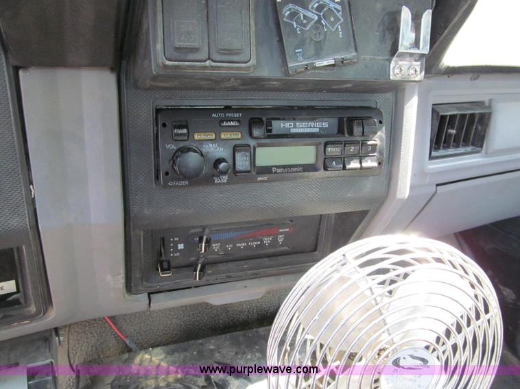 image for item E2088 1995 Ford F800 truck cab and chassis