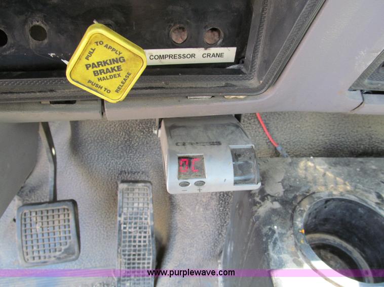 image for item E2088 1995 Ford F800 truck cab and chassis