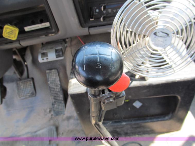 image for item E2088 1995 Ford F800 truck cab and chassis