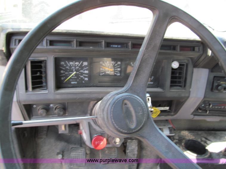 image for item E2088 1995 Ford F800 truck cab and chassis