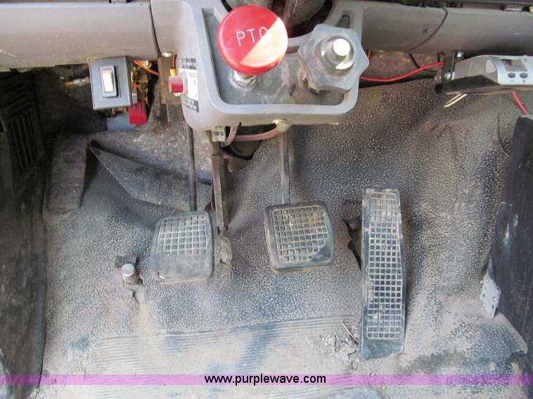 image for item E2088 1995 Ford F800 truck cab and chassis