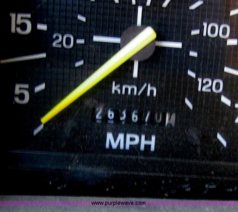 image for item E2088 1995 Ford F800 truck cab and chassis