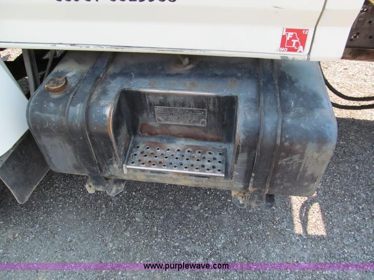 image for item E2088 1995 Ford F800 truck cab and chassis