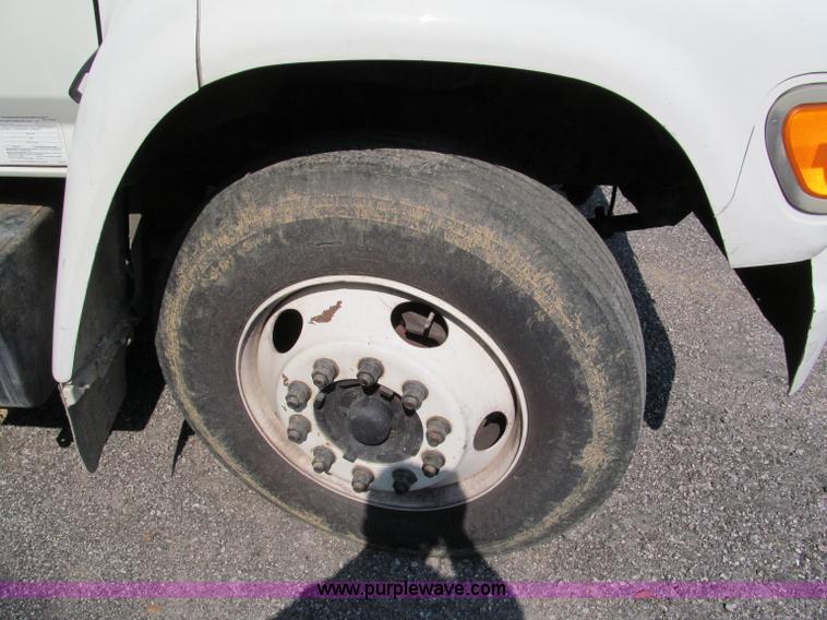 image for item E2088 1995 Ford F800 truck cab and chassis