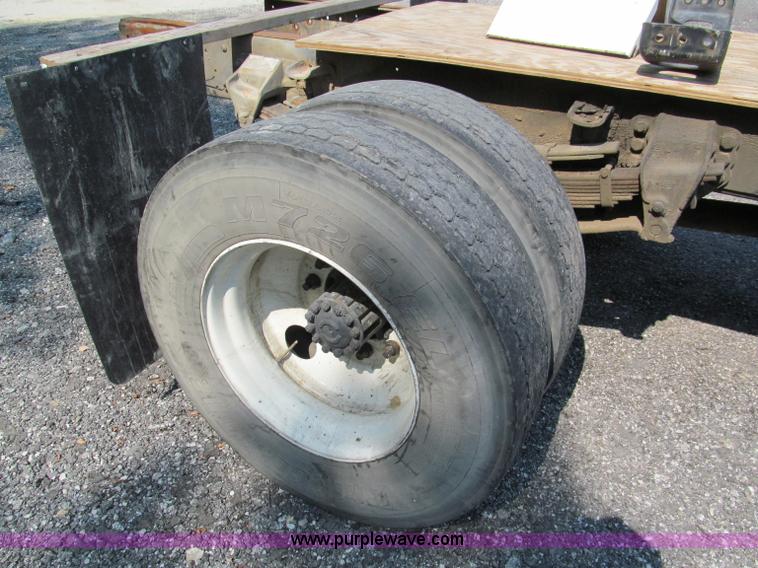 image for item E2088 1995 Ford F800 truck cab and chassis