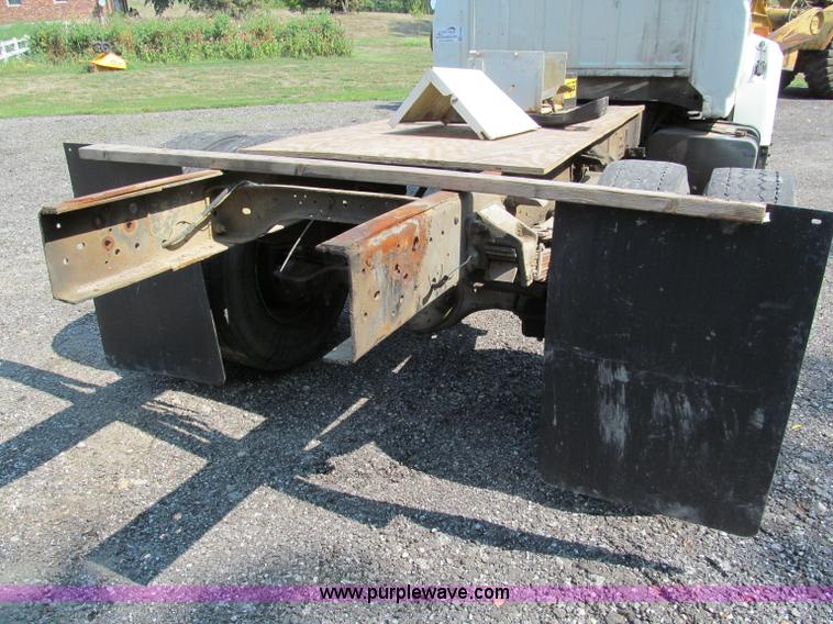 image for item E2088 1995 Ford F800 truck cab and chassis