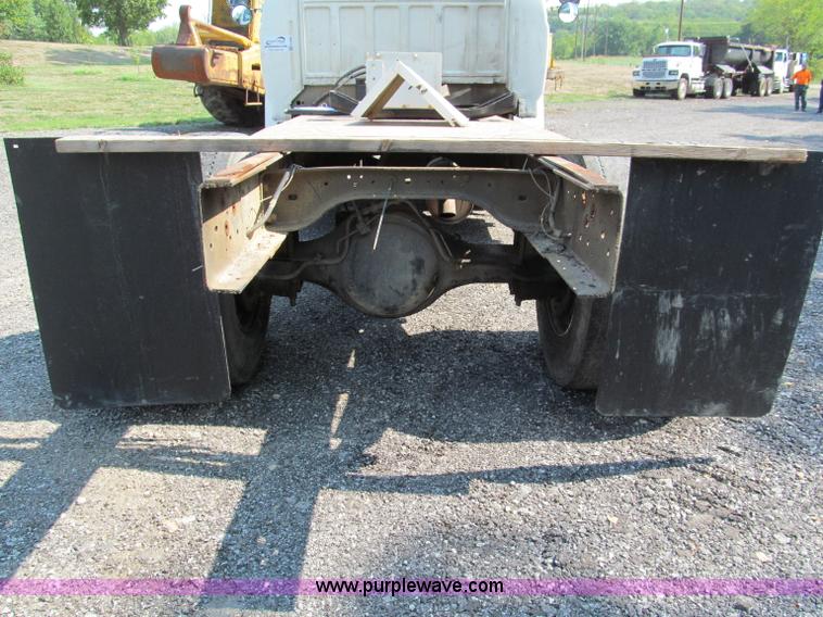 image for item E2088 1995 Ford F800 truck cab and chassis