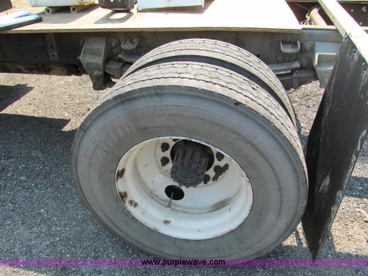 image for item E2088 1995 Ford F800 truck cab and chassis