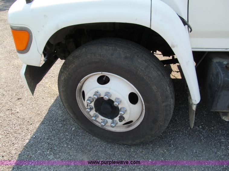 image for item E2088 1995 Ford F800 truck cab and chassis