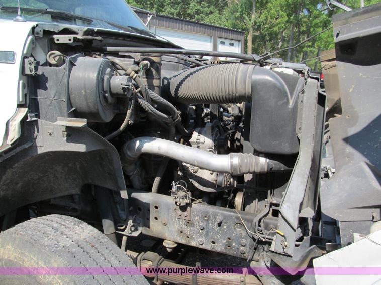 image for item E2088 1995 Ford F800 truck cab and chassis