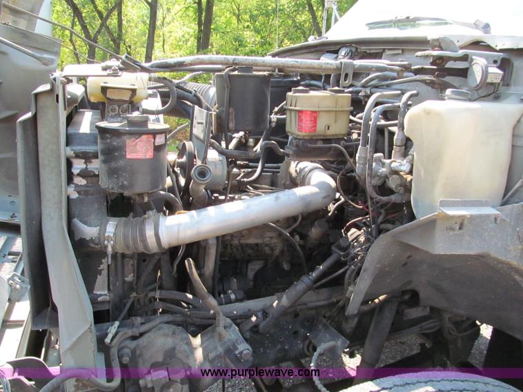 image for item E2088 1995 Ford F800 truck cab and chassis