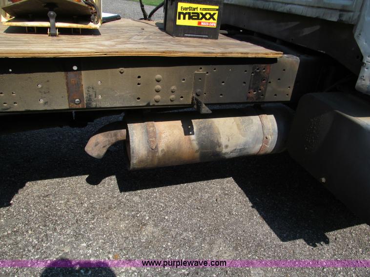 image for item E2088 1995 Ford F800 truck cab and chassis