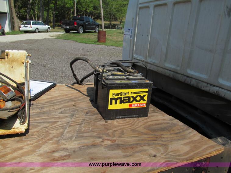 image for item E2088 1995 Ford F800 truck cab and chassis