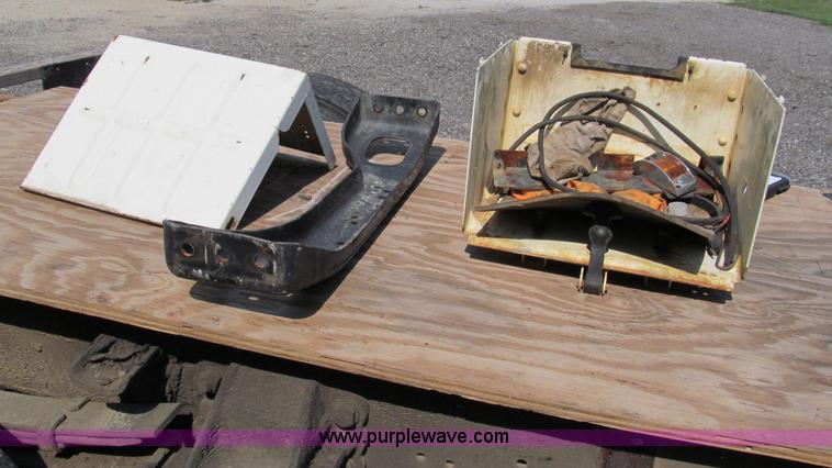 image for item E2088 1995 Ford F800 truck cab and chassis