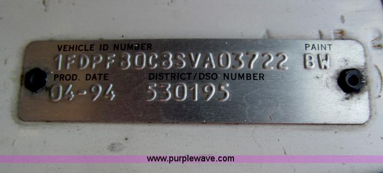 image for item E2088 1995 Ford F800 truck cab and chassis