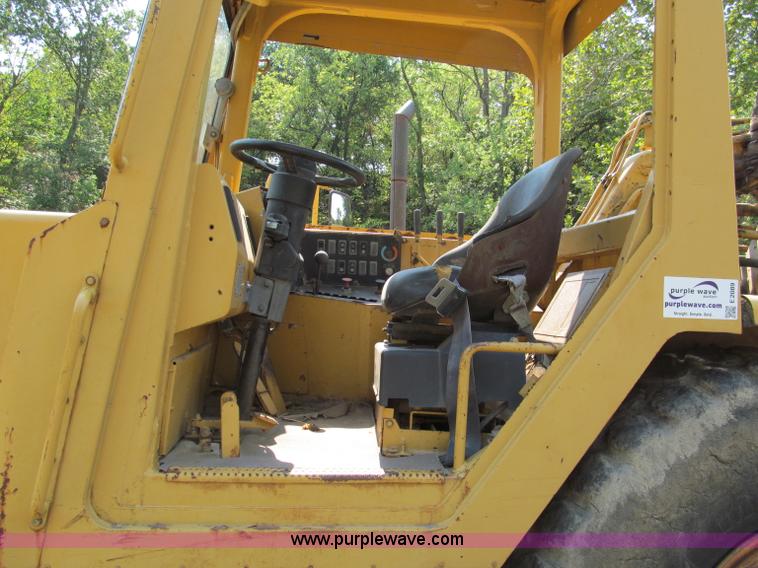 image for item E2089 1994 Caterpillar 613C Series II paddle scraper