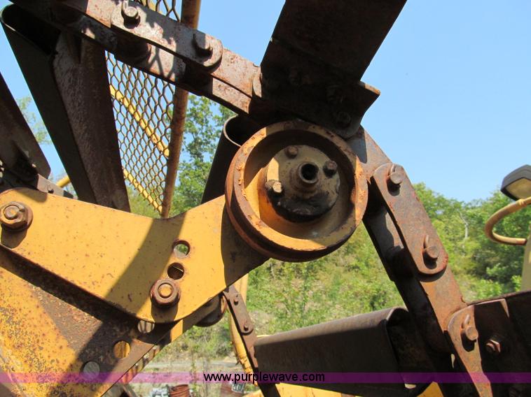 image for item E2089 1994 Caterpillar 613C Series II paddle scraper