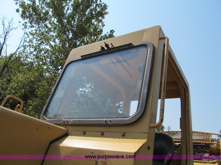 image for item E2089 1994 Caterpillar 613C Series II paddle scraper