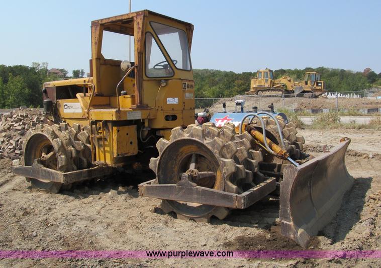 image for item E2090 1971 Caterpillar 815 articulating dirt compactor
