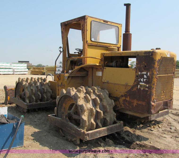 image for item E2090 1971 Caterpillar 815 articulating dirt compactor
