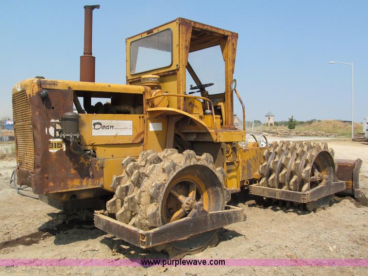 image for item E2090 1971 Caterpillar 815 articulating dirt compactor