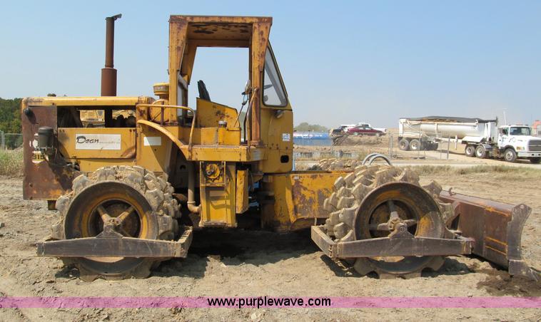 image for item E2090 1971 Caterpillar 815 articulating dirt compactor