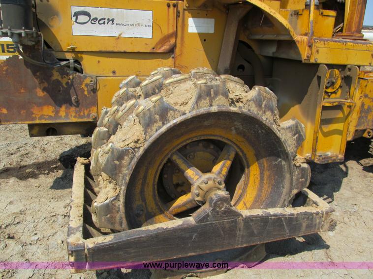 image for item E2090 1971 Caterpillar 815 articulating dirt compactor