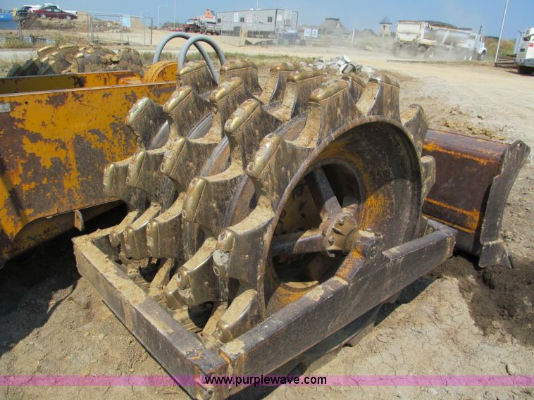 image for item E2090 1971 Caterpillar 815 articulating dirt compactor