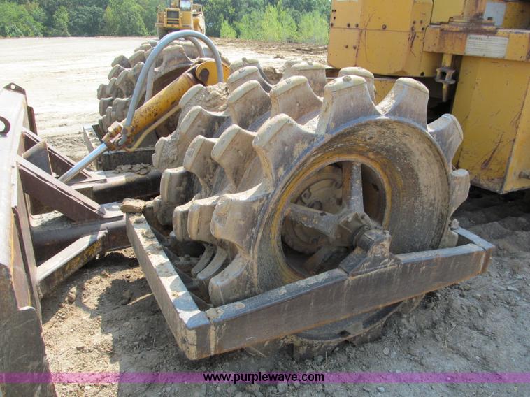 image for item E2090 1971 Caterpillar 815 articulating dirt compactor